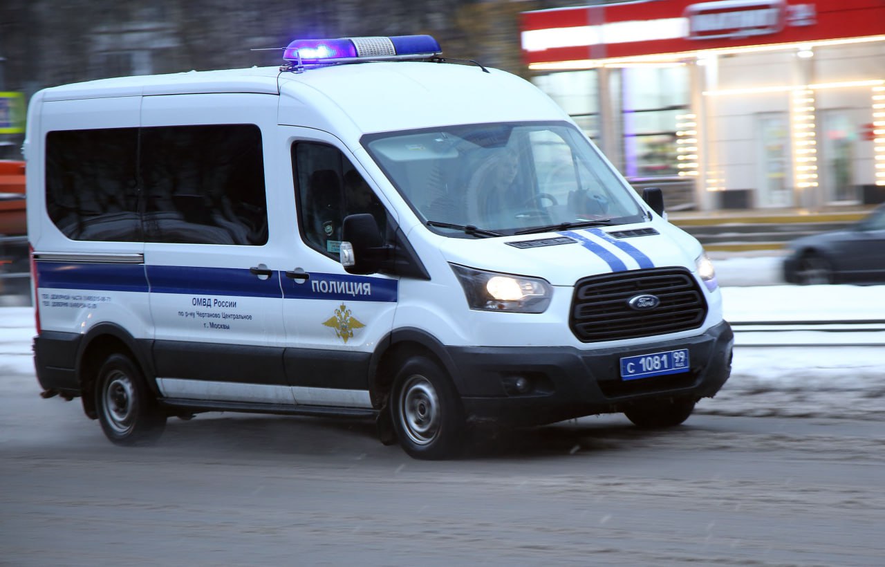 В Мурманской области возбудили дело после того как женщину унесло течением В Мурманской области возбуждено уголовное дело после инцидента на айс флоатинге купание в утепленных плавучих костюмах в ходе которого женщину унесло течением реки Тулома Как сообщили в региональном следственном управлении СК РФ дело возбуждено по статье об оказании услуг не отвечающих требованиям безопасности Инцидент произошел вечером 1 января в районе Поморской набережной города Кола во время группового занятия Участница 1968 года рождения была унесена течением в условиях морозной погоды когда температура опускалась ниже минус 20 градусов Её дальнейшая судьба в сообщении СК не уточняется Фото Лилия Шарловская Подписаться на МК в Telegram в MAX