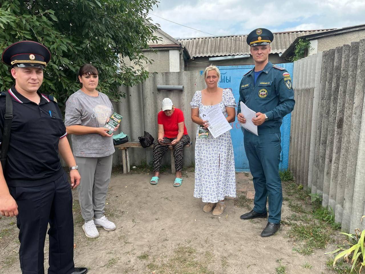 Профилактика – основа пожарной безопасности В условиях жаркой сухой ветреной погоды огонь все чаще хозяйничает на открытых территориях ЛНР. Нередкий гость он и в Новопсковском муниципальном округе. Каждый день спасатели МЧС России выезжают на ликвидацию подобных возгораний, причиной которых в 90% является человеческий фактор. Чтобы избежать катастрофических последствий в экосистеме, инспекторы госпожнадзора совместно с представителями МВД, лесничеств и администрации ведут активную разъяснительную работу во всех населенных пунктах округа. На днях побывали в пгт Белолуцк, селах Заайдаровка, Рогово, Можняковка, Павленково, Трембачево, Новобелая. Во время рейдов и подворовых обходов до граждан доводится информация о том, что в Республике установлен особый противопожарный режим, запрещающий использование открытого огня в любых природных зонах. Нарушителей ждут солидные штрафы, а в особо серьезных случаях – уголовная ответственность.