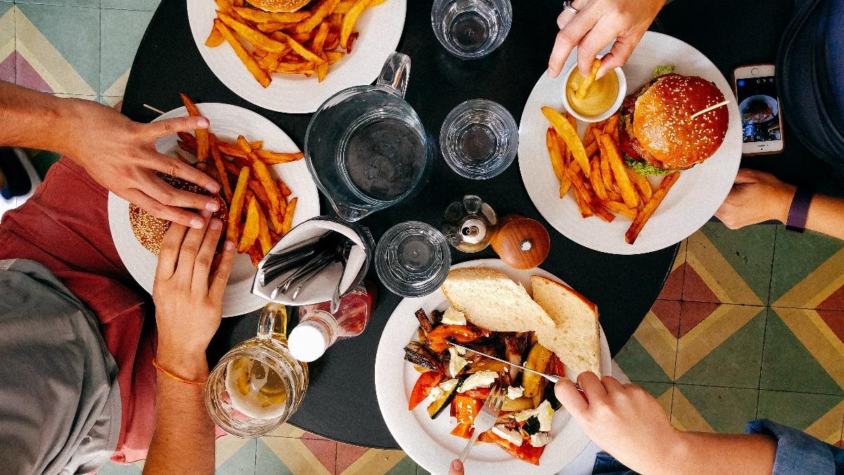 Черная метка вредную еду хотят маркировать Власти обсуждают введение специальной маркировки продуктов с высоким содержанием соли и сахара Если их уровень будет превышать норму на упаковке планируют размещать отдельное предупреждение По поручению правительства предложения по такой системе должны подготовить Роспотребнадзор Минздрав и Минэкономразвития Идея проста сделать состав продуктов более наглядным для покупателей и подтолкнуть производителей снижать количество сахара и соли   Подпишитесь на Абзац TG VK Дзен MAX Rutube