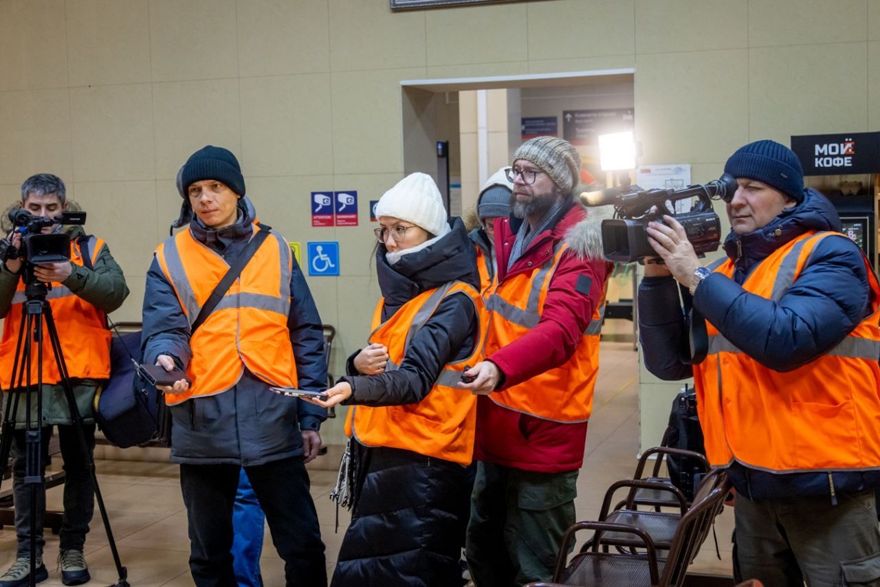 Медиатрек с начальником ЗабЖД Под занавес года провели встречу с начальником Забайкальской железной дороги Владимиром Антонцом представителей федеральных и региональных средств массовой информации Работа деятелей медиасферы началась рано утром на станции Карымская ключевой для Транссиба и всей России являющейся отправной точкой выхода на границу с Китаем Оценили чёткость и надёжность функционирования станции с принятым в этом году в эксплуатацию новым приёмоотправочным парком вокзала сервисного локомотивного депо обслуживающее современные магистральные электровозы Ермак Опробовали формат общения с руководителем магистрали в ходе пресс конференции во время движения штабного рельсового автобуса ЭД9МК по участку Карымская Чита 2 Журналисты из первых уст узнали о ключевых результатах ЗабЖД в 2025 году перспективах международного пассажирского сообщения через пункт пропуска Забайкальск Манчьжурия строительства развязок над магистралью и о других важных темах