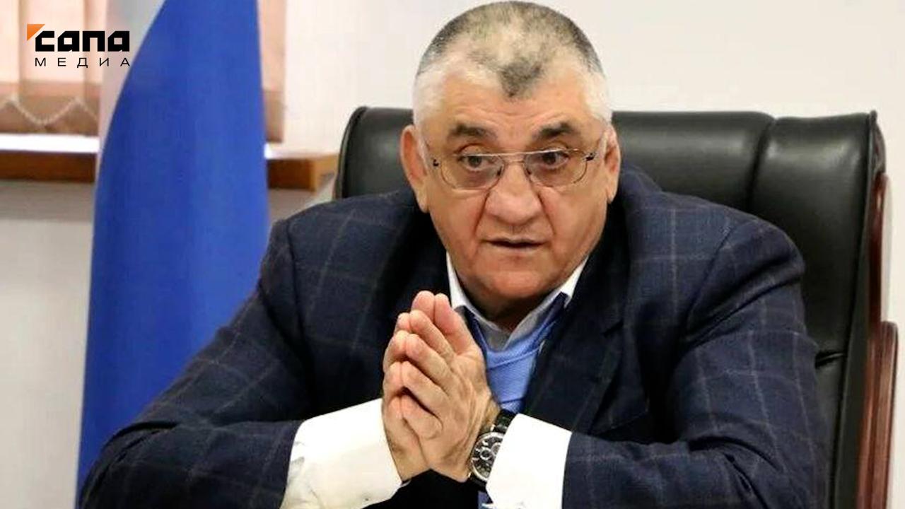 Большой Махач не признал вину на первом слушании суда В Южном окружном военном суде прошло первое слушание по делу экс мэра Кизилюрта бывшего главы Минспорта Дагестана Магомеда Магомедова Его обвиняют в убийстве покушении на убийство создании банды растрате и других преступлениях Вину в ходе заседания Магомедов не признал рассказали Сапе в суде Как писала Сапа дело Магомедова и его предполагаемых сообщников поступило в суд в начале июля Фигурантам наряду с другими преступлениями вменяют убийство 41 летнего бизнесмена Мирзы Сиражудинова и его 13 летнего сына на трассе Ростов Баку в августе 2006 года Сначала дело планировали рассматривать в Верховном суде Дагестана Но по инициативе Генпрокуратуры территориальную подсудность изменили Подписывайся на Сапа Кавказ