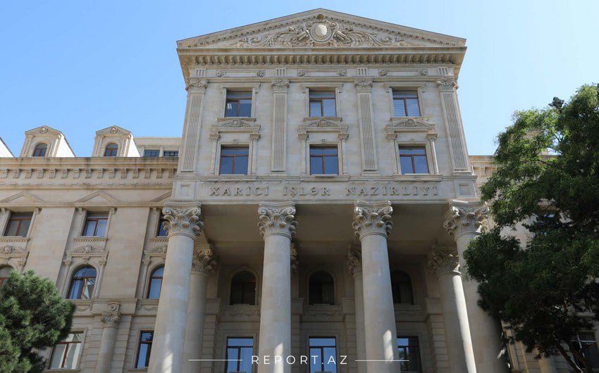 Министерство иностранных дел Азербайджана заявило о поддержке мирного разрешения конфликта в Грузии на основе суверенитета и территориальной целостности и в рамках международно признанных границ.  Об этом сообщил МИД на своей странице в соцсети "X".  "Азербайджан придает большое значение тесным партнерским и добрососедским отношениям с Грузией",  - подчеркивается в сообщении.