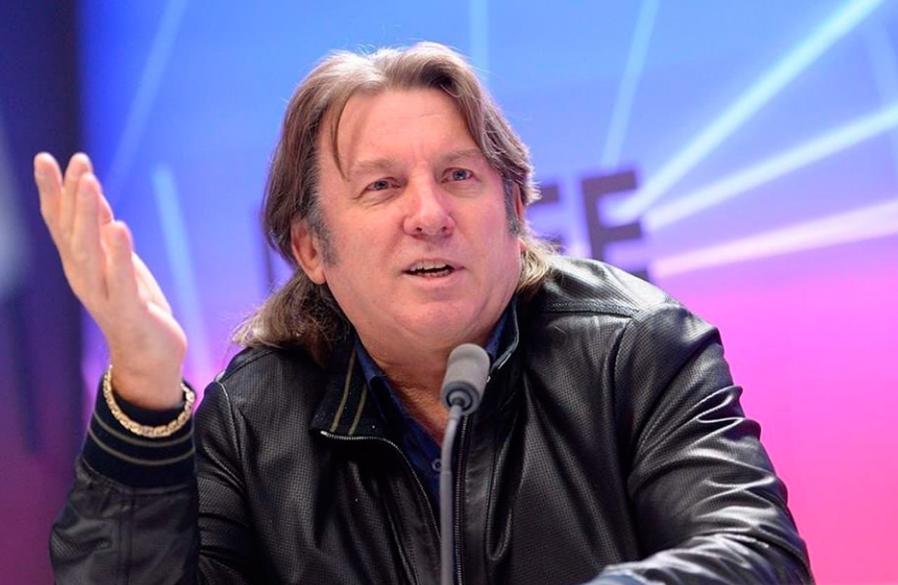 Это не материк плоскоземельщик Юрий Лоза отказался верить в Антарктиду Певец опроверг привычное представление о самом южном континенте планеты Артист рассказал Абзацу что на самом деле материк являет собой высокую ледяную стену которая опоясывает плоскую Землю Антарктида это просто край который длится у нас на протяжении всей Земли окружность И вот эта ледяная стена Антарктиды которую многие снимают и показывают в разных роликах вдоль которой можно идти бесконечно она на самом деле существует заверил Лоза Певец привел несколько аргументов По его словам если на Северном полюсе движуха есть то на Южном абсолютно ничего не происходит Это подтверждает теорию о плоской Земле уверен артист Читайте статью до конца   Подпишитесь на Абзац TG VK Дзен MAX Rutube