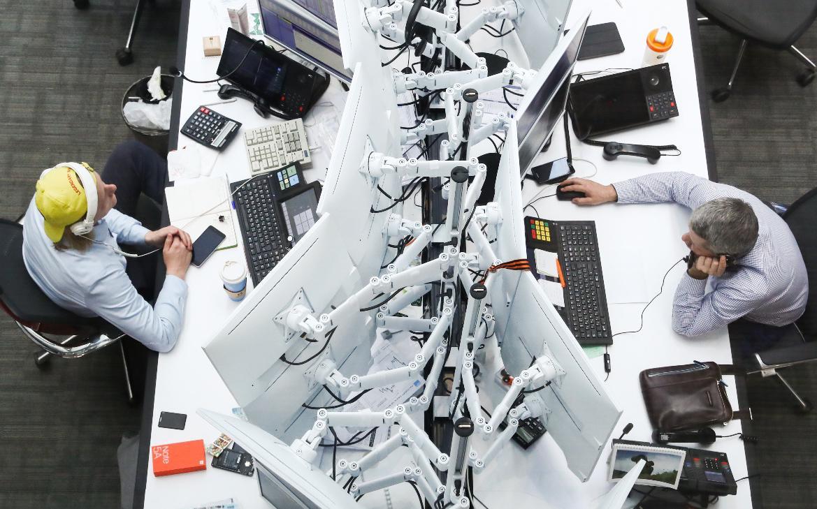 Куда вкладываться если акции в минусе Российский фондовый рынок два года подряд закончил падением геополитика высокая ставка ЦБ замедление экономики и сильный рубль стали негативном для акций В 2026 году от российских акций ждут роста но факторы способные снова помешать этому все еще в силе Но есть и другие более защищены от волатильности и влияния новостей инструменты Вместе с аналитиками разобрались как снизить влияние волатильности на портфель и диверсифицироваться инвестору в 2026 году и нет тут будет не только про ОФЗ и денежного рынка Подробнее Что если не акции во что инвестировать в 2026 году чтобы заработать Фото Станислав Красильников ТАСС Подписаться на Сам ты инвестор