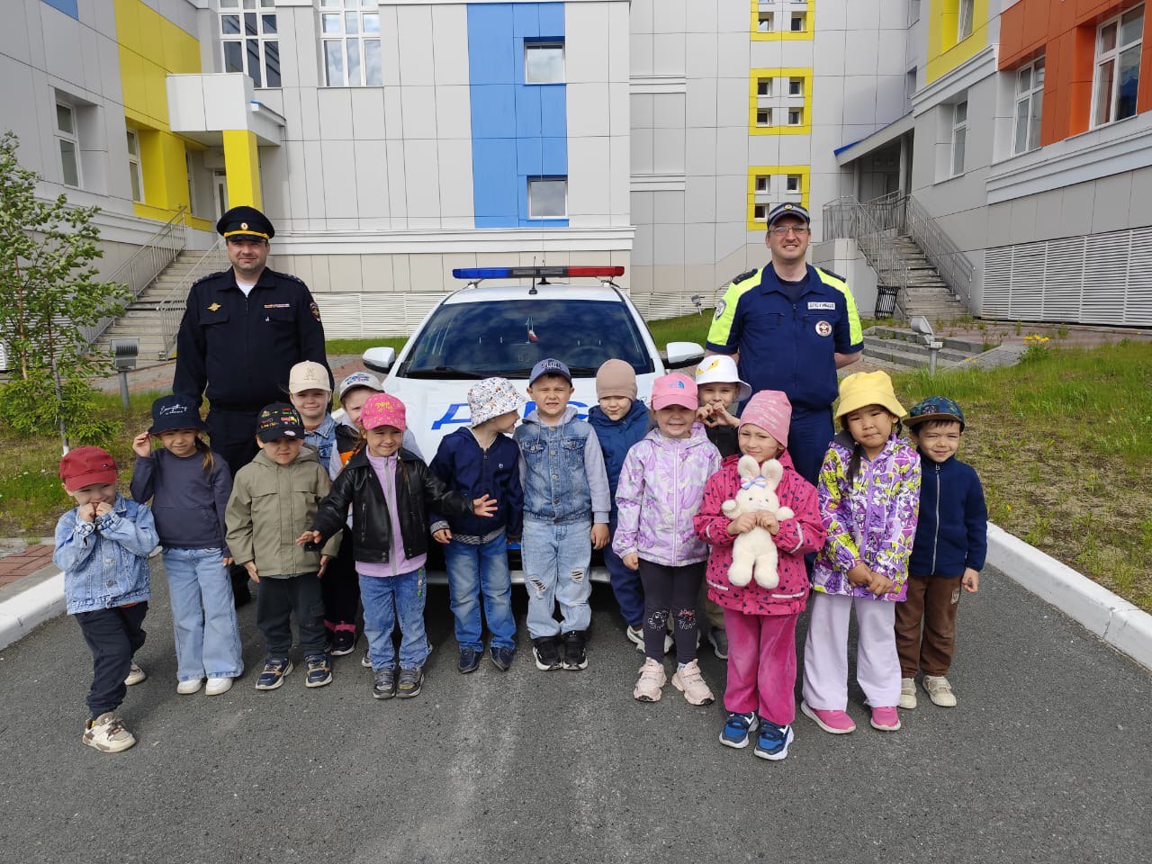 ‍ В Лабытнанги Госавтоинспекция провела профилактический урок для детей в детском саду.  1 июля автоинспекторы провели познавательное мероприятие по профилактике детского дорожно-транспортного травматизма. Дети смогли познакомиться с патрульным автомобилем, задать вопросы полицейским и в интерактивной форме обсудить правила безопасного перехода дороги, а также использования велосипедов и самокатов.  ‼ Госавтоинспекция напоминает родителям о необходимости личного примера и активного участия в обучении детей Правилам дорожного движения.     #мвдроссии #полиция #гибддянао #гибдд #янао #лабытнанги