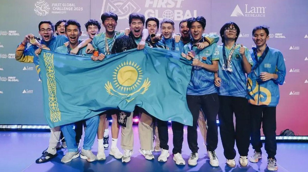 Школьники из Казахстана четвертый раз подряд выиграли мировую олимпиаду по робототехнике Казахстан стал абсолютным мировым лидером в STEM образовании после четвертой победы подряд на олимпиаде по робототехнике передает ArbatMedia Команда школьников из NIS Алматы Медеу одержала победу на всемирной олимпиаде FIRST Global Challenge которая прошла в Панаме Ребята соревновались с представителями 190 стран и завоевали сразу две престижные награды Юные инженеры получили Grand Challenge Award за рекордные результаты в играх роботов Также команда была удостоена Albert Einstein Award эта награда присуждается за выдающееся инженерное мастерство слаженную командную работу и инновационный подход к решению задач Триумф в Панаме стал четвертым подряд для казахстанских школьников До этого команды из страны побеждали в Женеве Сингапуре и Греции Такая серия успехов не имеет аналогов в истории турнира ни одна страна прежде не добивалась четырех побед подряд на этой олимпиаде Прислать новость