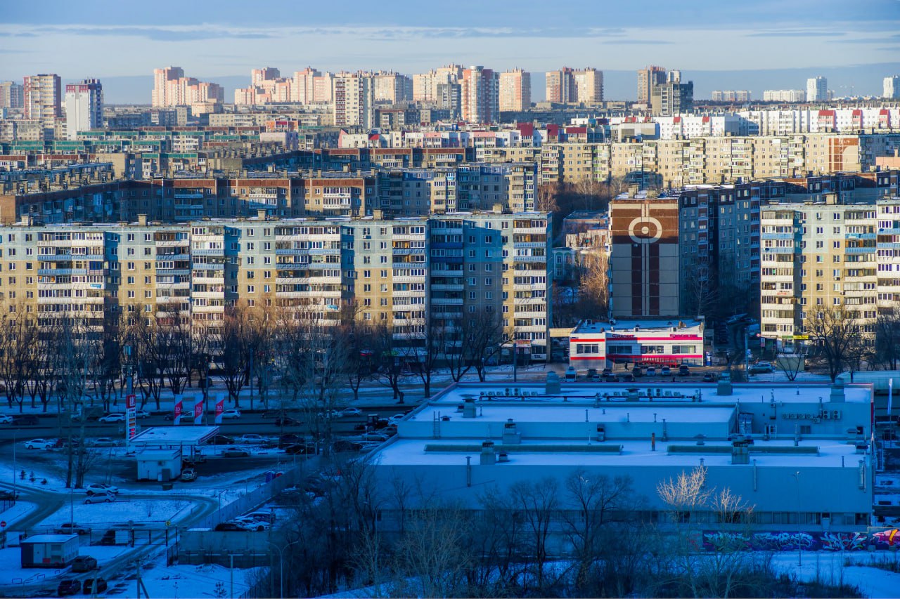 Каждый третий челябинец считает город лучшим для карьеры Челябинск демонстрирует значительный рост привлекательности в глазах местных жителей как город для построения карьеры Согласно исследованию крупной платформы по поиску работы 31 экономически активных челябинцев считают свой город лучшим для профессионального роста что на 3 процентных пункта выше показателя прошлого года За последние два года позитивные оценки карьерных перспектив в Челябинске выросли существенно с 18 в 2023 году до текущих 31 Несмотря на это 45 горожан не согласны с таким мнением а каждый четвертый или 24 затруднился с ответом В общероссийском рейтинге лидером остается Москва где 69 жителей видят столицу как оптимальное место для карьерного роста За ней следуют Казань 54 Санкт Петербург и Екатеринбург по 53 При этом областной центр Южного Урала опередил по позитивным оценкам такие города как Оренбург и Ульяновск по 18 Волгоград 21 а также Новокузнецк Липецк и Киров по 22 eugenejut