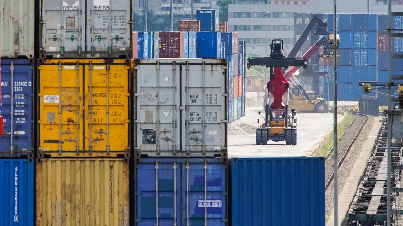 ФАС одобрила сделку Росатома и DP World по FESCO ФАС согласовала сделку Росатома и крупнейшего мирового портового оператора DP World по созданию совместного логистического бизнеса на базе транспортной группы FESCO Через СП Глобальная логистика в структуру внесут 92 5 акций Дальневосточного морского пароходства при этом Росатом сохранит контроль в 51 а арабский партнёр получит 49 за денежный вклад Эксперты оценивают сделку в 145 160 млрд рублей а всю FESCO до 320 млрд рублей Для России партнёрство с DP World даёт доступ к глобальной клиентской сети в Европе и Азии для эмиратской компании выход на перевозки по Северному морскому пути которые могут сократить сроки доставки грузов из Китая в Европу примерно вдвое по сравнению с маршрутом через Суэцкий канал В перспективе стороны рассчитывают на рост грузопотока по СМП к началу 2030 х до 100 млн тонн что позволит запускать суда по арктическому маршруту как электрички отмечают в правительстве С любовью к Арктике Арктика Онлайн Мы в МАХ Мы в Дзен