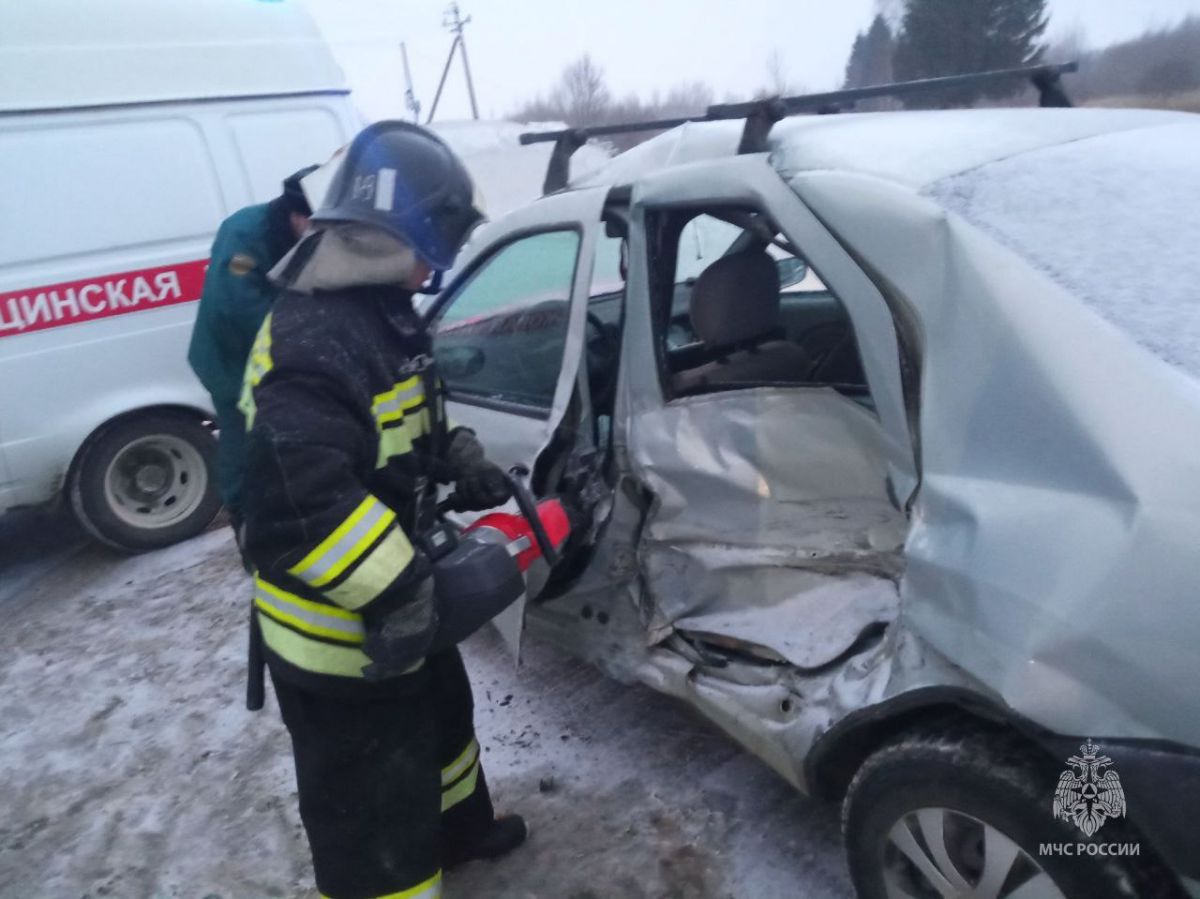 Во Владимирской области в результате столкновения трёх автомобилей пострадавший оказался запертым внутри транспорта    7 декабря в Вязниках произошло столкновение трёх автомобилей. В результате один человек оказался заблокирован. Сотрудники МЧС оперативно прибыли на место происшествия.  ↗  Прислать новость   Подписаться