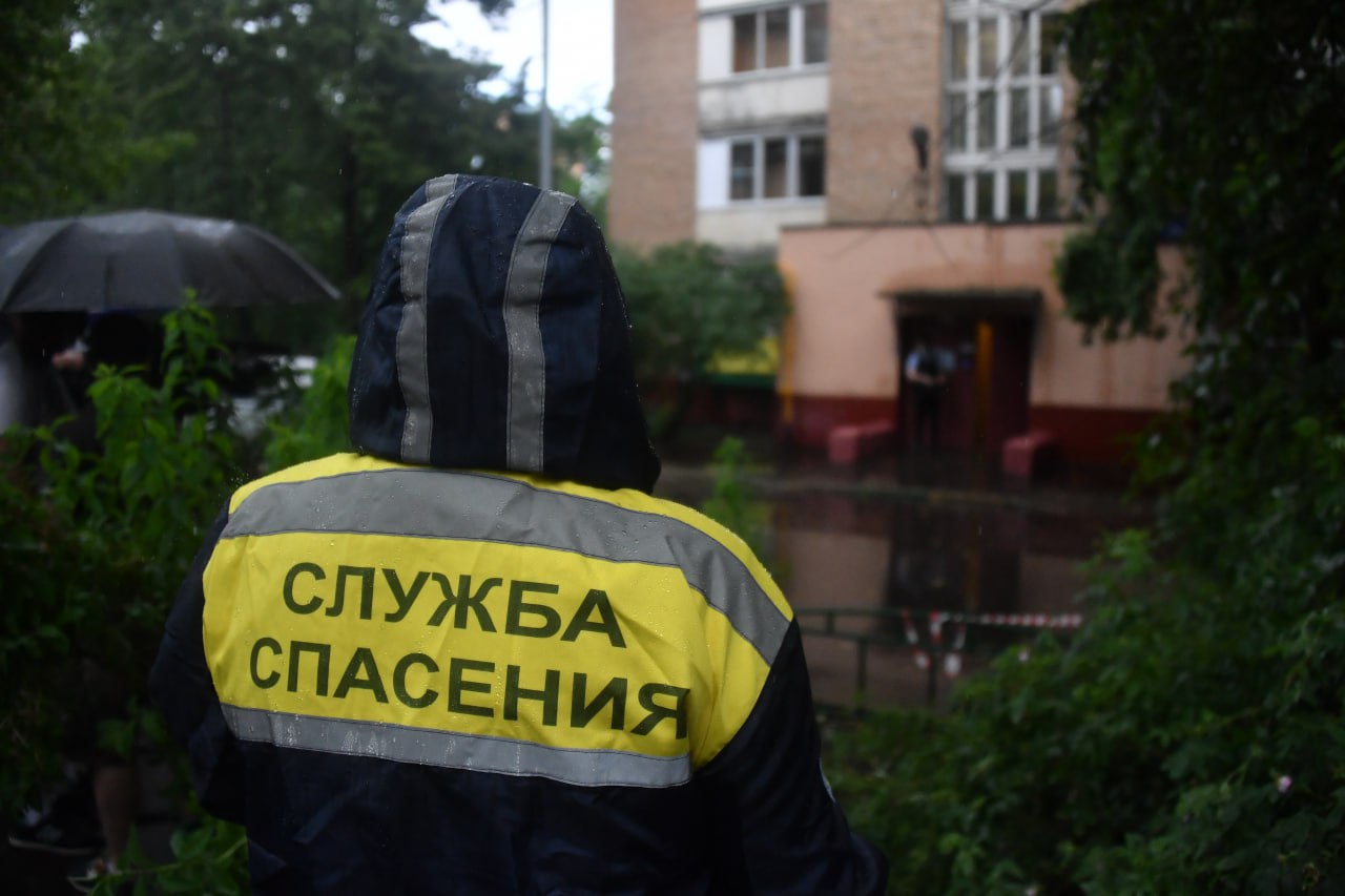 Продолжаются поиски троих пропавших без вести В Якутии пропали трое человек. Спасатели продолжают их поиски. Так, с 26 апреля разыскивается 60-летний коневод, который выехал на базу в местности Уут Ыйаабыт и пропал. С 10 мая поисковый отряд под руководством Валерия Андросова обследовал 22 километра лесного массива, проверил четыре избушки и использует БПЛА, но пока безрезультатно. Во время охоты в местности «Тубэ», в 20 километрах от села Кэнтик, 6 мая пропал 38-летний мужчина. Последний раз его видели 12 мая, когда он вышел из охотничьего дома и не вернулся. Две поисковые группы прочесывают лесную территорию. В местности «Сайылык» в тот же день пропал 64-летний мужчина. Он оставался один в лесу, взяв с собой нож и телефон. 19 мая к поискам подключаются профессиональные спасатели. Фото: Макеев Иван
