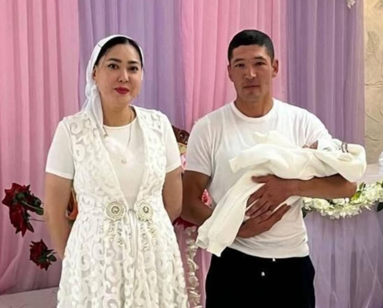 Привязал к седлу и волок по степи мужа убитой Айзат Джумановой приговорили к 14 годам лишения свободы Трагедия произошла 22 июня 2025 года Согласно данным досудебного расследования жительница села Баласаз была доставлена в больницу с тяжёлыми травмами где в реанимации позднее скончалась Судмедэкспертиза зафиксировала тяжёлые травмы закрытую черепно мозговую травму отёк мозга переломы основания черепа конечностей и таза а также следы волочения по грубой поверхности Муж Айзат заявлял ранее что женщина выпала из окна делая селфи Суд признал Айбара Жанболата виновным в гибели жены Айзат Джумановой и назначил ему 14 лет лишения свободы Прокуратура просила 15 лет Сначала дело расследовали как причинение тяжкого вреда здоровью однако после экспертиз квалификацию изменили на убийство По материалам следствия в ночь на 22 июня мужчина вывел жену во двор и избил её Избиение продолжалось даже после того как женщина потеряла сознание Сообщается что в момент происшествия он был пьян Syrmedia kz Подписаться