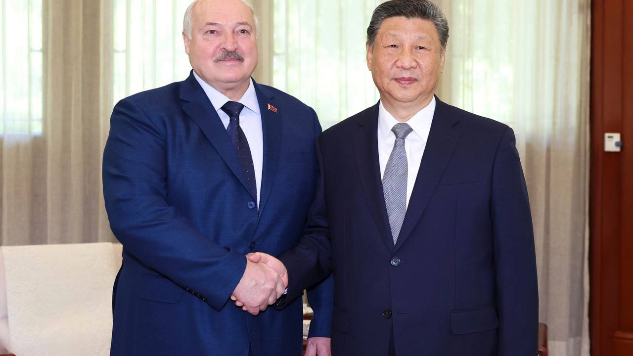 Лукашенко предложил поставить памятник Си Цзиньпину возле Национального футбольного стадиона в Минске Этот стадион был построен на средства, выделенные Китаем, а реализацией проекта под ключ занималась китайская сторона. Гуд Афтенун Новости