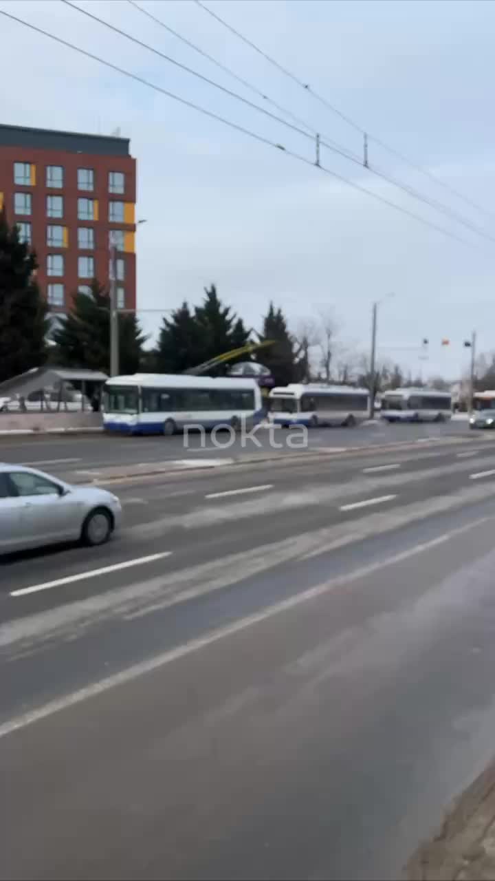 Лесовоз повредил провода в Кишиневе, остановив троллейбусы