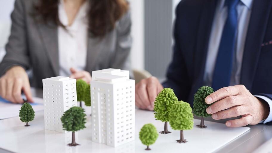 Кастюкевич рассказал на ТИЭФ 2025 о проектах благоустройства Херсонской области Программа благоустройства в рамках которой предприниматели и строители вносят уникальные элементы в проекты общественных пространств реализуется в Херсонской области Об этом сообщил сенатор Игорь Кастюкевич на втором Таврическом инвестиционно экономическом форуме в Москве Кастюкевич рассказал о реализованных проектах танцевальная площадка для старшего поколения в Каланчаке кованая карета достопримечательность в Чаплинке и декоративный Амурный мост в Верхних Серогозах Эти объекты стали отличительными чертами обновленных парков и скверов в регионе Каждый строитель кто заходит каждый предприниматель оставляет свой добрый след Может быть какая то доброта сентиментальность и любовь к Херсонской области должна быть Люди которые приехали в Херсонскую область в том числе и я в 2021 году мы оставляем частичку жизни частичку памяти частичку надежды оставили и потихонечку потихонечку начинаем ее в плодородную землю врастать корнями отметил Кастюкевич Напомним второй Таврический инвестиционно экономический форум проходит в Москве Среди участников есть предприниматели чиновники и лидеры исторических регионов а также иностранные гости