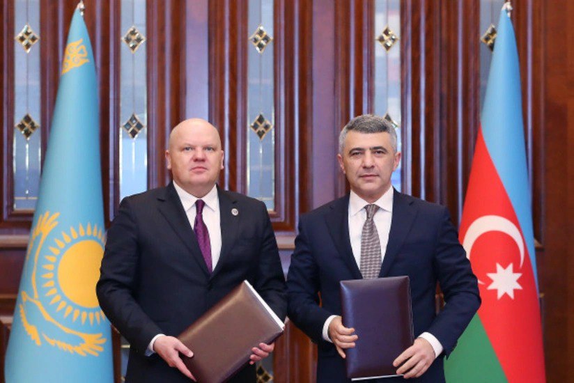 Азербайджан и Казахстан подписали меморандум о взаимопонимании который предусматривает сотрудничество в сфере правосудия и обмен опытом между судебными органами двух стран Документ был подписан в рамках встречи в Баку председателя Верховного суда Азербайджана Инама Керимова и казахстанской делегации во главе с председателем Высшего Судебного Совета Казахстана Дмитрия Малахова И Керимов отметил успешное развитие партнерства между Азербайджаном и Казахстаном в то числе в судебно правовой отрасли Д Малахов подчеркнул что укрепление сотрудничества в области права и юстиции будет способствовать совершенствованию судебных систем обеих стран talishmountains