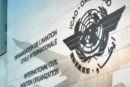 ICAO рассмотрит вопрос повышения предельного возраста пилотов авиации до 67 лет Международная организация гражданской авиации ICAO рассмотрит в сентябре вопрос о повышении предельного возраста пилотов гражданской авиации с 65 до 67 лет Соответствующее предложение размещено на сайте организации оно включено в повестку 42 й Ассамблеи ICAO Об этом сообщает ТАСС Инициаторами предложения выступила Международная ассоциация воздушного транспорта IATA объединяющая порядка 350 авиаперевозчиков по всему миру По мнению ассоциации это непростой но разумный шаг соответствующий нормам безопасности продиктованный нехваткой пилотов в динамично развивающейся гражданской авиации Действующие правила установленные ICAO запрещают полеты пилотам старше 65 лет Эта планка была установлена в 2006 году когда возрастной ценз для летчиков был повышен с 60 лет aviaru net n287032