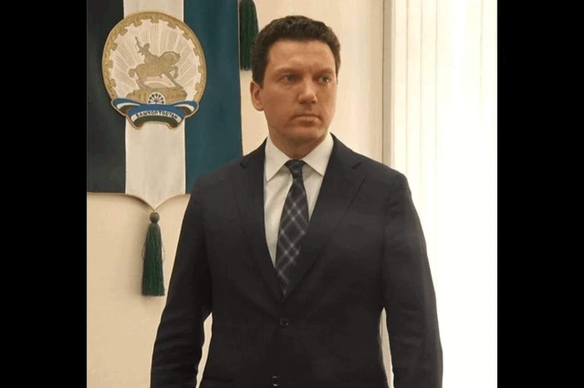 Экс мэра Салавата осудили на три года колонии Помимо этого ему запрещено занимать руководящие посты в органах гос власти и местного самоуправления в течении 2 5 лет Бывшего мэра Салавата приговорили к 3 годам колонии за превышение должностных полномочий Также ему нельзя будет занимать руководящие посты в органах гос власти 2 5 года Об этом сообщили в прокуратуре РБ В суде было установлено что в 2020 году Игорь Миронов без конкурса заключил концессионное соглашение с ООО АСТ Данные действия совершены с целью передачи в пользу указанной организации электрических сетей составляющих систему электросетевого хозяйства г Салават находящихся в хозяйственном ведении муниципального унитарного предприятия Электрические сети г Салават написали в ведомстве Также чиновник организовал незаконное изъятие имущества у предприятия Электрические сети Мужчину взяли под стражу в зале суда aifrb