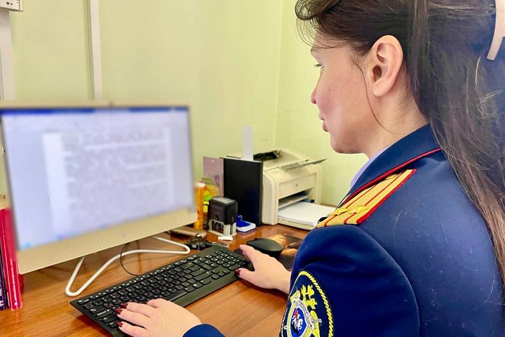 Мужчина задержан в Ленске по подозрению в смертельном избиении в кафе В Ленске возбуждено уголовное дело по факту причинения тяжкого вреда здоровью, повлекшего смерть человека. В совершении преступления подозревается 26-летний местный житель. Как сообщает СУ СК России по Республике Саха Якутия , инцидент произошел 13 июля 2025 года. В одном из городских кафе между двумя компаниями посетителей вспыхнул конфликт, который вскоре перерос в драку. В результате потасовки 46-летний мужчина получил телесные повреждения, от которых скончался. По подозрению в совершении преступления задержан один из участников инцидента. Он доставлен к следователю для проведения необходимых процессуальных действий. Следственные органы возбудили уголовное дело по ч. 4 ст. 111 УК РФ умышленное причинение тяжкого вреда здоровью, повлекшее по неосторожности смерть потерпевшего . На данный момент устанавливаются все обстоятельства произошедшего, назначены судебно-медицинские экспертизы, допрашиваются свидетели. Расследование продолжается. Фото: следком Якутии