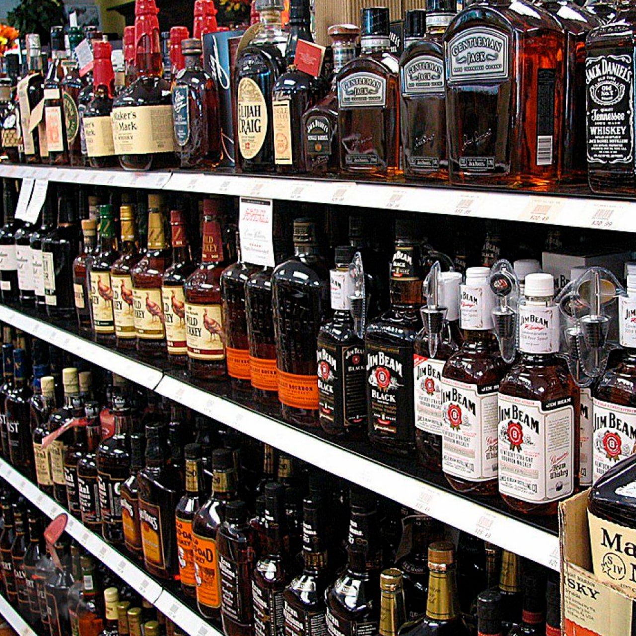 Почти 90 алкомаркетов закрылись или сменили формат в Вологодской области Из 610 алкомаркетов 543 исчезли или перестали продавать алкоголь из 125 наливаек закрыты 75 Всему виной закон с 1 марта по будням алкоголь продается только с 12 00 до 14 00   меньше алкоголиков под окнами бизнесу тяжко НМШ