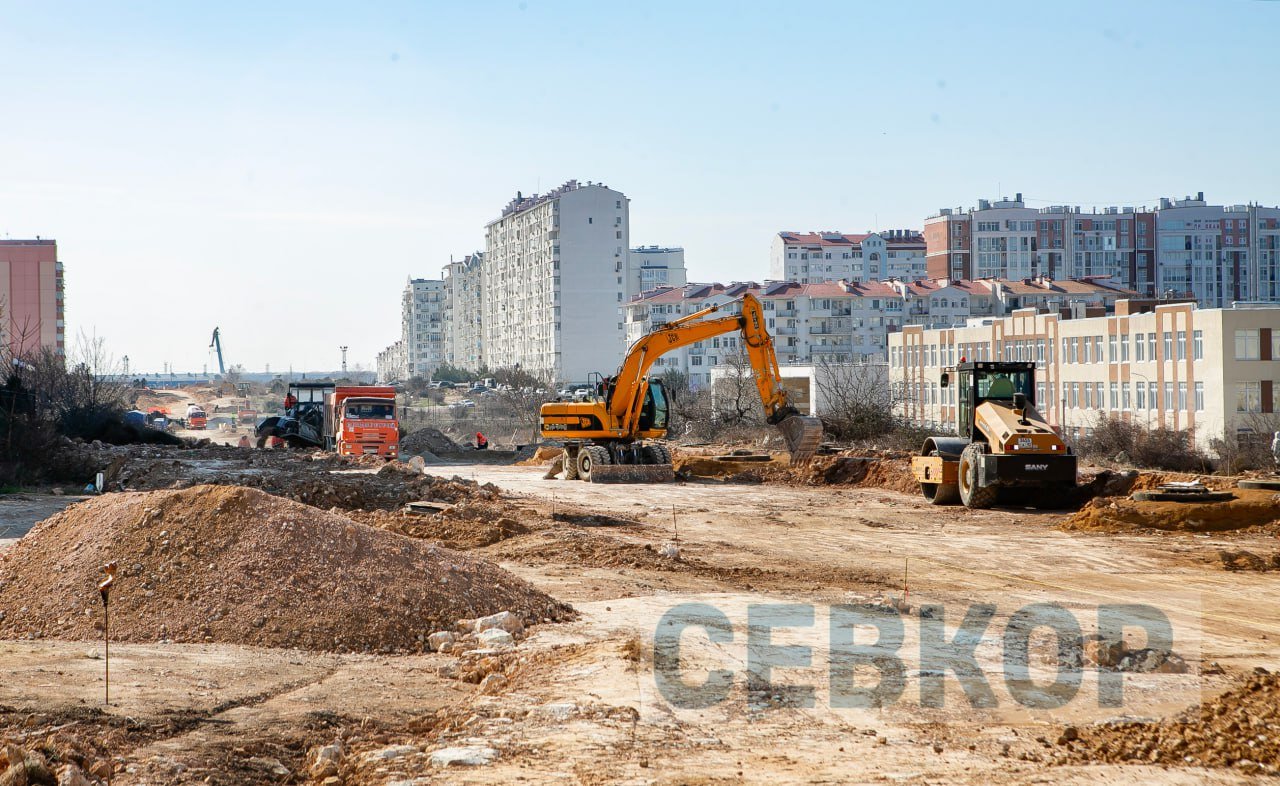 Фоторепортаж со строительства Античной дороги  Сейчас подрядчик занимается устройством ливневой канализации. Работы выполнены на 50%. Также проводится полностью переустройство всех существующих коммуникаций - Севастопольэнерго и Севтелеком.   Пришли материалы и следующим этапом будет прокладка водопровода. После этого будут готовить тротуары и велодорожки. Дорогу уложат в три слоя асфальтобетон.  По проекту на проспекте предусматривается двухполосное движение с шириной проезжей части 7,5 м, тротуары шириной 3 м с каждой стороны, велодорожка шириной 2,5 м, три светофора, восемь современных остановочных павильонов, 12 пешеходных переходов. Пешеходный переход около Инженерной школы будет оборудован кнопкой вызова. Территория проспекта будет освещена и озеленена.    Фото Анны Корниловой   Читайте Севкор