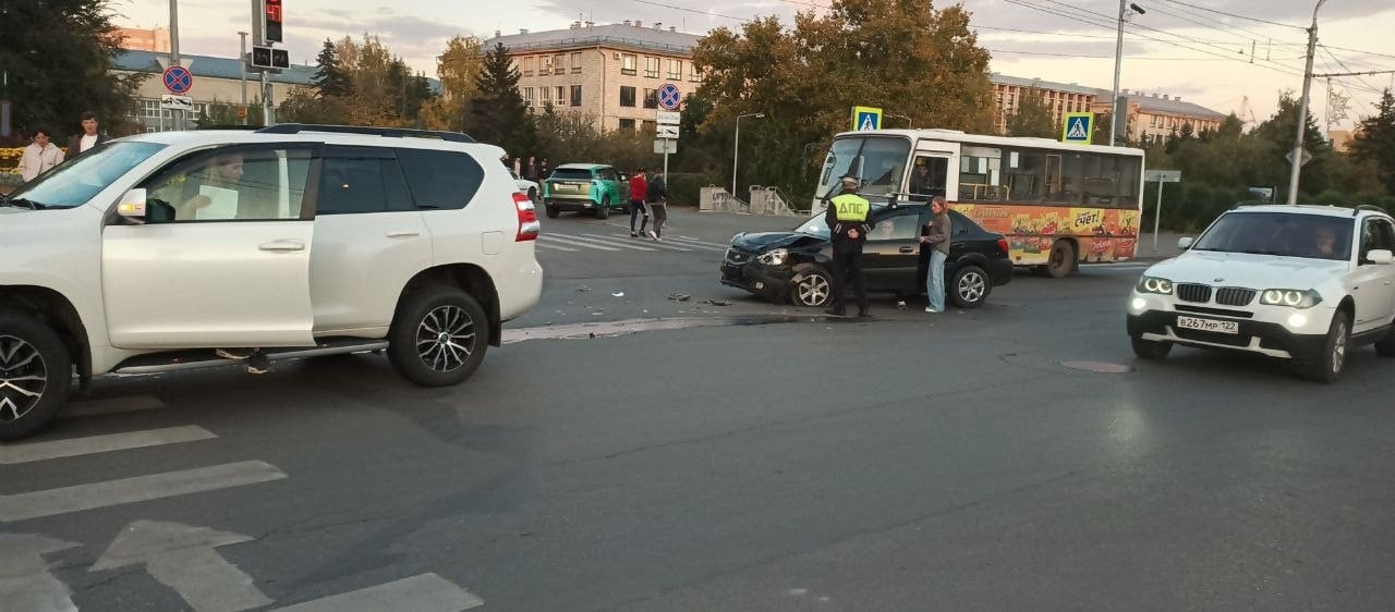 В Барнауле на Ленинском проспекте перед ЦУМом произошло ДТП. Обстоятельства произошедшего и количество пострадавших уточняются.