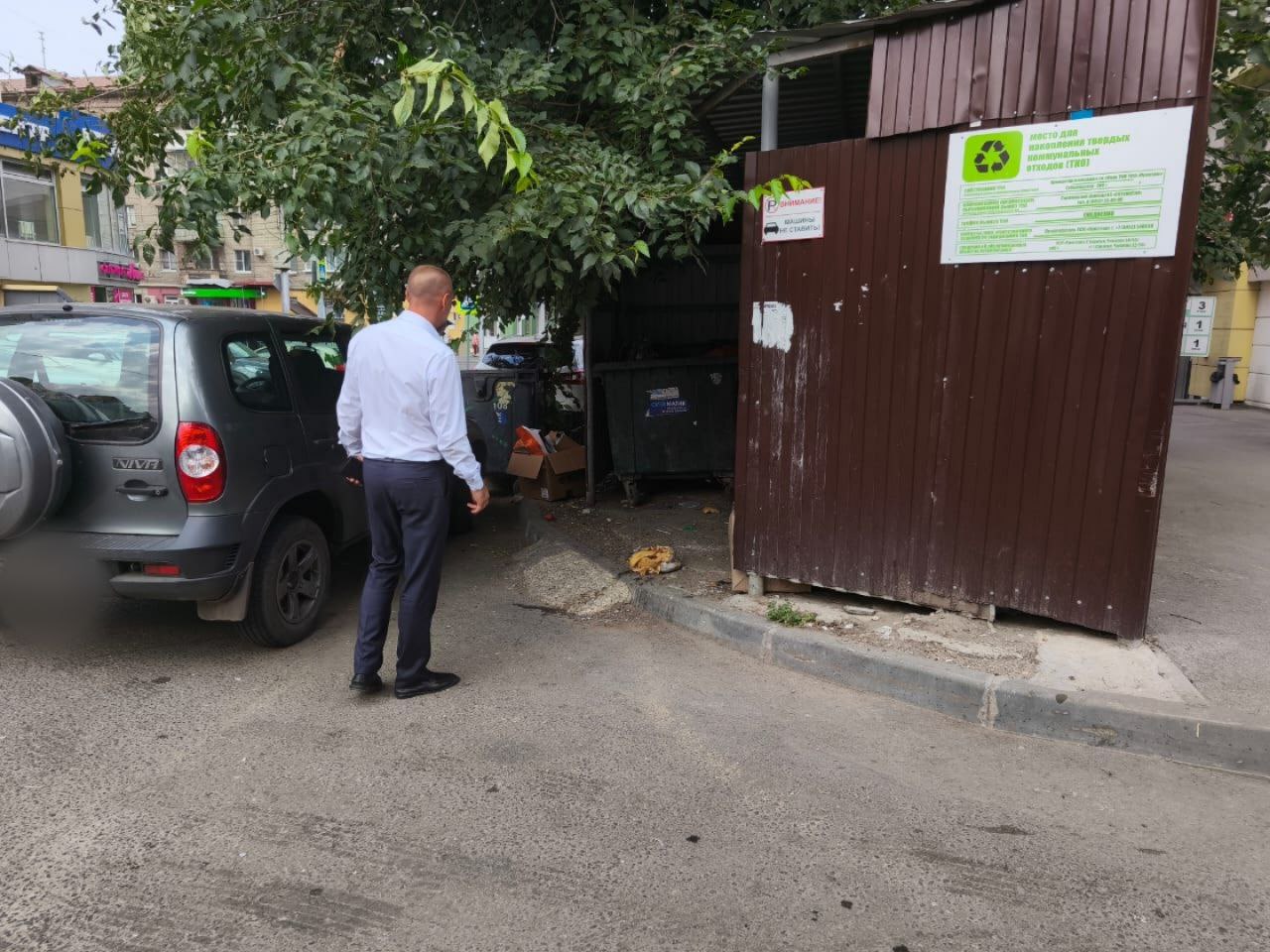 По поручению главы города Михаила Исаева продолжаются мероприятия по обследованию контейнерных площадок на территории района Заместителем главы администрации по благоустройству на текущей неделе проведен мониторинг контейнерных площадок по ул. Рабочая и ул. Ульяновская на предмет наличия возможных нарушений. По итогам мероприятия выявлены нарушения по нескольким адресам. С управляющими организациями, на балансе которых находятся контейнерные площадки, проведена разъяснительная беседа о необходимости оперативного устранения выявленных нарушений. Мероприятия будут продолжены.
