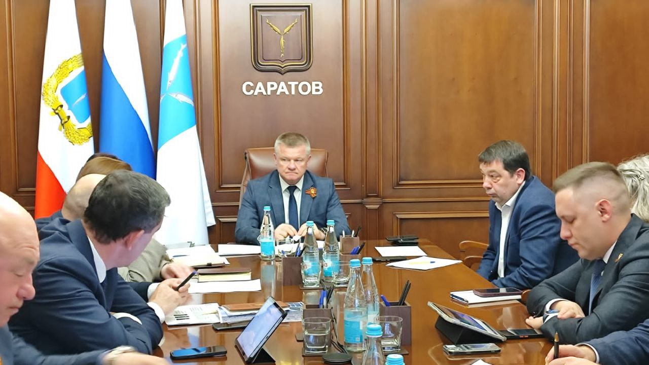 Сроки восстановления асфальта после земляных работ следует сократить На утреннем совещании с заместителями и руководителями структурных подразделений администрации обсудили проведение работ по восстановлению асфальтового покрытия после проведения земляных работ ресурсоснабжающими организациями. Комитету дорожного хозяйства вместе с правовым комитетом совместно со специалистами поставлена задача пересмотреть регламентные сроки проведения данных работ. Нельзя допускать, чтобы на оживленных магистралях с высоким автомобильным трафиком неделями стояли ограждения, препятствуя проезду. При этом ответственные лица должны следить за тем, чтобы скорость устранения не отразилась на качестве. В ближайшее время на базе комитета дорожного хозяйства будет организована встреча с представителями ресурсоснабжающих компаний, чтобы как можно скорее отработать данный механизм и закрепить его в нормативной документации.