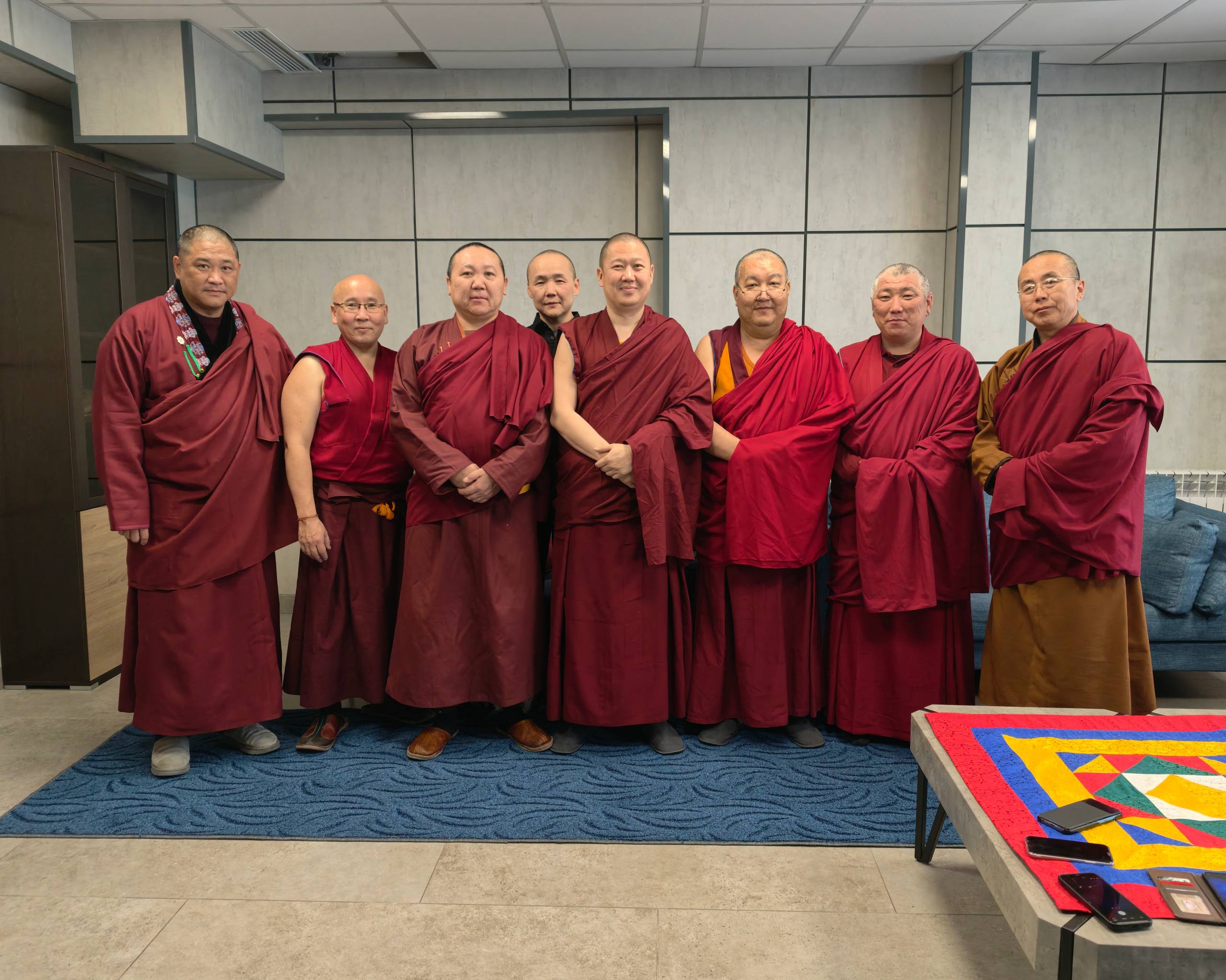 Фото дня Шаджин лама Калмыкии геше Тензин Чойдак сегодня прибыл в Республику Тыва принять участие в церемонии интронизации новоизбранного Камбы Ламы которая пройдет там завтра 26 ноября Духовным лидером буддистов тувинской республики в результате голосования священнослужителей был избран гелонг Лоден Шераб в миру Долаан Александрович Уржанай окончивший полный шестнадцатилетний курс обучения философии буддизма в монастыре Дрепунг Гоманг в Индии