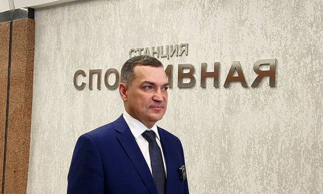 Станцию «Спортивную» достроят к 1 сентября Ход работ на станции мэр Новосибирска Максим Кудрявцев лично проконтролировал 17 июня. Об этом он сообщил в своём телеграм-канале. Сейчас специалисты монтируют инженерные системы, оборудование для обеспечения безопасности и автоматизации. Также проводится проверка эскалаторов и устанавливаются системы аварийного освещения. Рабочие исправляют недочёты, оставленные предыдущим подрядчиком. Это касается кабельных трасс и противопожарных дверей. Глава города подчеркнул, что строительство станции метро «Спортивная» выходит на финишную прямую. Она станет важным объектом для болельщиков и посетителей парка «Арена». Фото: телеграм-канал Максима Кудрявцева Прислать новость