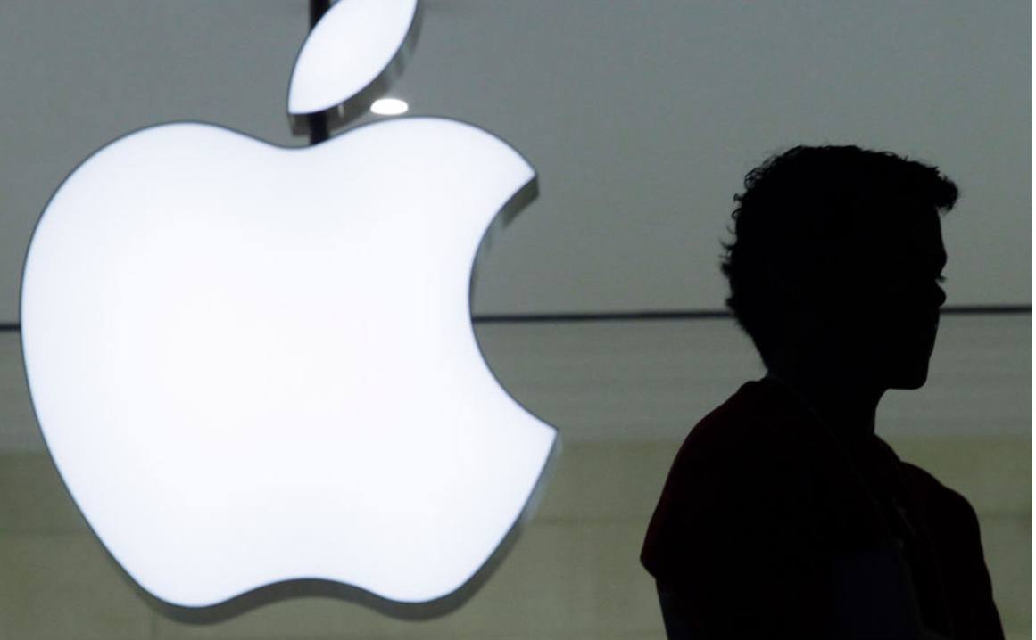 Apple разрабатывает облегчённые умные очки без технологий дополненной реальности. Как сообщают инсайдеры, новая версия устройства получила название N50 и ориентирована на массовое использование. Это решение связано с техническими сложностями, возникшими при создании полноценной модели с поддержкой AR, которую планировалось выпустить ранее. Очки получат встроенные микрофоны и динамики, интегрированные с голосовыми помощниками от Apple. Однако судьба камер остаётся неопределённой: инженеры опасаются нарушить приватность пользователей, если возможность съёмки фото окажется доступной каждому владельцу очков. Но и без камеры продукт может столкнуться с низкой востребованностью среди покупателей. Параллельно ведутся разработки новых AirPods с камерой, позволяющей получать схожий опыт, как у владельцев умных очков. Причина проста: одни пользователи хотят носить гарнитуру регулярно, другие предпочитают именно очки. Компания учитывает оба сегмента рынка, предлагая альтернативы. Таким образом, выпуск первых лёгких смарт-очков от Apple откладывается минимум на пару лет. Пока неизвестно, удастся ли компании избежать конкуренции с аналогичными устройствами конкурентов вроде Ray-Ban Stories от Meta, но очевидно одно: разработка идёт полным ходом. Meta признана экстремистской организацией и запрещена в России.