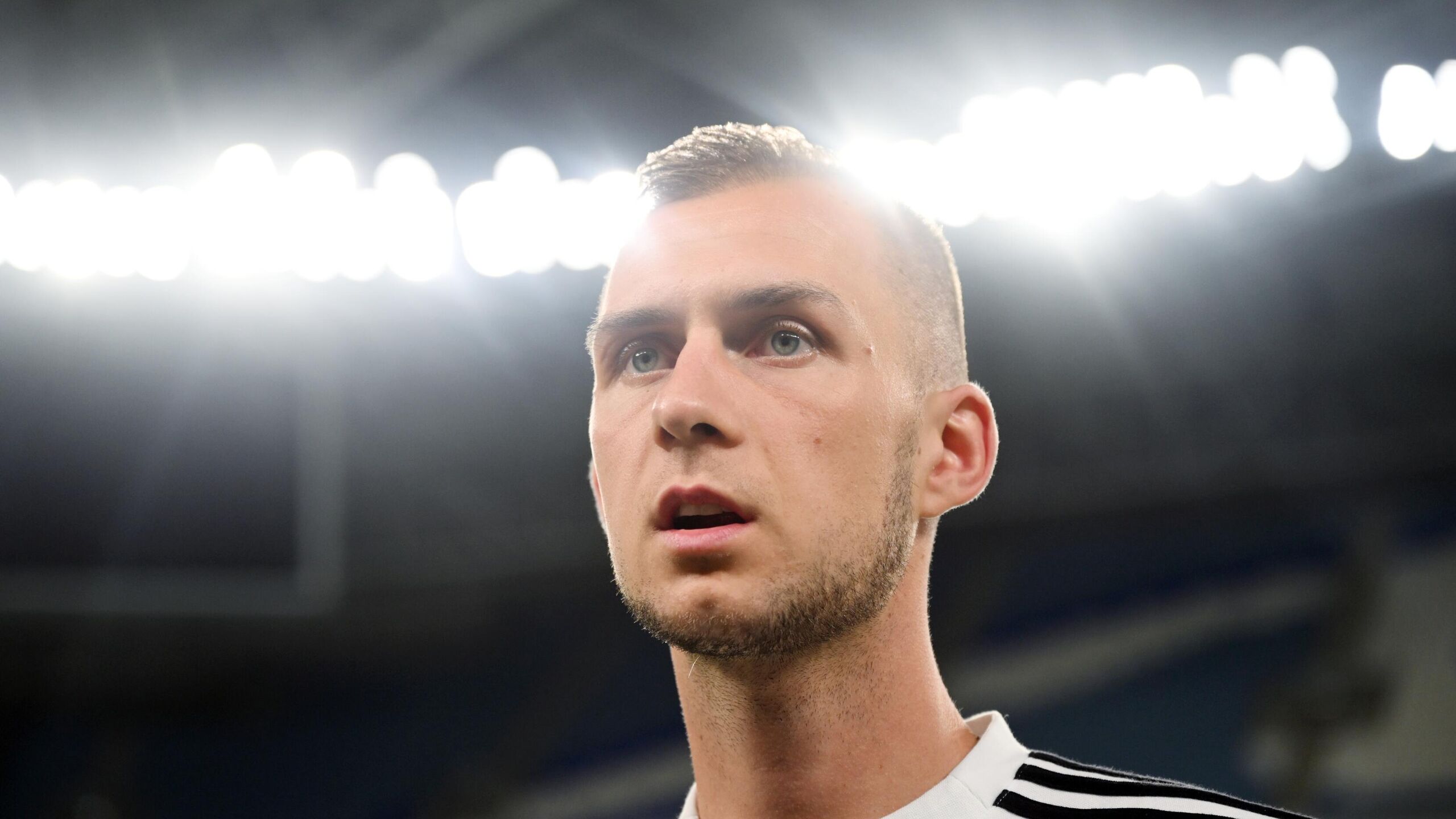 Московские футбольные клубы Локомотив и ЦСКА продолжают напрямую вести переговоры о возможном переходе капитана железнодорожников полузащитника Дмитрия Баринова заявил РИА Новости представитель игрока Владимир Кузьмичев В понедельник Баринов прошел медосмотр вместе с другими игроками Локомотива в одной из столичных клиник а затем заявил что клуб не предложил ему новый контракт После этого красно зеленые объявили что полузащитник вместе с командой отправится на сборы в ОАЭ а спортивный директор железнодорожников Дмитрий Ульянов сообщил что игрок отклонил предложение о продлении истекающего летом контракта отметив что Локомотив отклонил оффер ЦСКА о переходе в зимнее трансферное окно