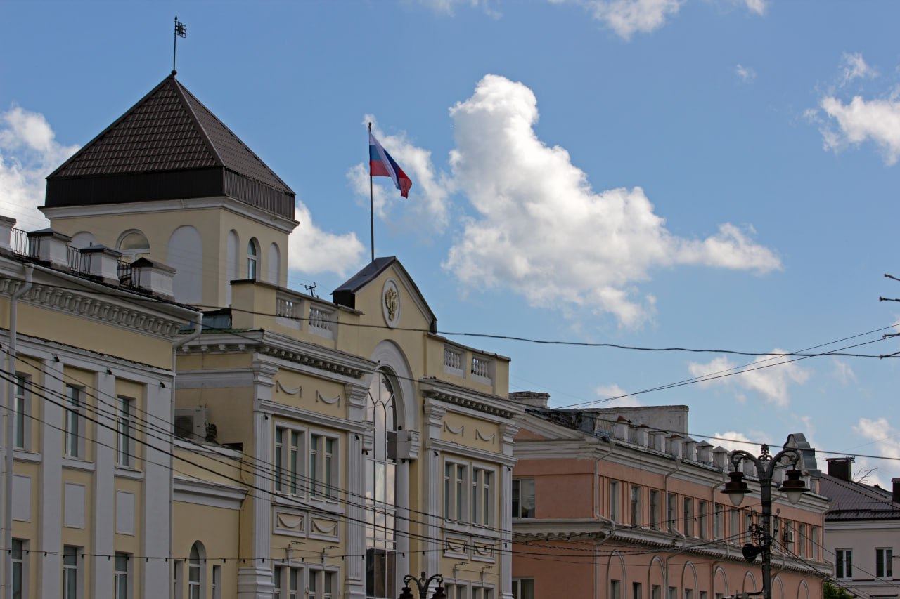 В Черемисиновском районе прокуратура добилась восстановления прав семьи погибшего военнослужащего Как установлено в ходе надзорных мероприятий сын заявителя добровольно отправился на участие в СВО и погиб при выполнении боевых задач Он был посмертно награждён государственной наградой В соответствии с постановлением администрации Курской области родственникам погибших положена единовременная денежная выплата Однако семье было отказано в предоставлении меры социальной поддержки Прокуратура направила иск в суд с требованием признать за родителями право на компенсацию в размере 1 миллиона рублей Суд поддержал позицию надзорного ведомства и удовлетворил требования в полном объёме Денежные средства уже перечислены родителям погибшего жителя Курской области Курская Telega Прислать новость