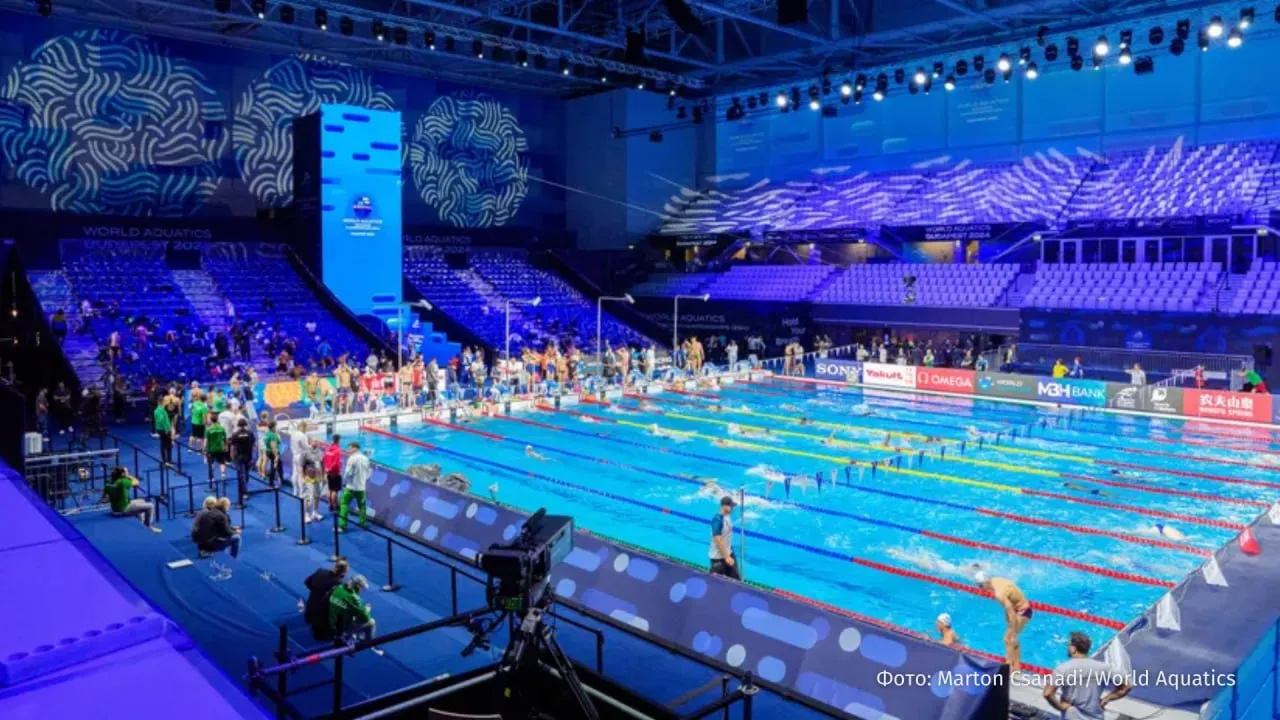 Международная федерация плавания World Aquatics допустила российских спортсменов до взрослых соревнований с флагом и гимном следует из пресс релиза Ограничения сняты также с белорусских спортсменов Кроме того РФ и Республика Беларусь восстановлены в правах как полноправные члены World Aquatics За последние три года Международная федерация плавания и AQIU успешно добились того чтобы конфликты не влияли на проведение спортивных соревнований Мы полны решимости сделать так чтобы бассейны и открытые водоемы оставались местами где спортсмены из всех стран могут мирно соревноваться друг с другом заявил президент федерации Хусейн Аль Мусаллам Решение о допуске российских и белорусских спортсменов принято после консультации с подразделением по обеспечению честности в водных видах спорта Aquatics Integrity Unit AQIU и комитетом спортсменов World Aquatics Больше новостей IZ RU в MAX