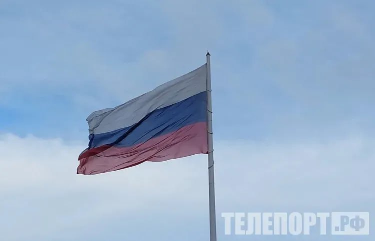 Неправильное вывешивание флагов на майские праздники грозит штрафом до 150 тыс. рублей Штраф в размере до 150 тысяч рублей предусмотрен за неправильное вывешивание флагов к майским праздникам, рассказал РИА Новости опрошенный в качестве юриста-эксперта адвокат Олег Зернов. Россияне традиционно "на майские" по всей стране вывешивают флаг России, флаг субъекта РФ и копию Знамени Победы. Но здесь нужно быть бдительными, можно столкнуться с административной ответственностью из-за ошибки - для граждан за нарушение порядка официального использования государственных символов РФ предусмотрен штраф в размере от 2 до 3 тысяч рублей, для должностных лиц от 5 до 7 тысяч рублей, для юрлиц - от 100 до 150 тысяч рублей. В Федеральном конституционном законе о Государственном флаге РФ указано, что при одновременном подъеме размещении Государственного флага РФ и флага субъекта РФ, муниципального образования и т.д. флаг России должен располагаться с левой стороны от другого флага, если к ним стоять лицом. Продолжение
