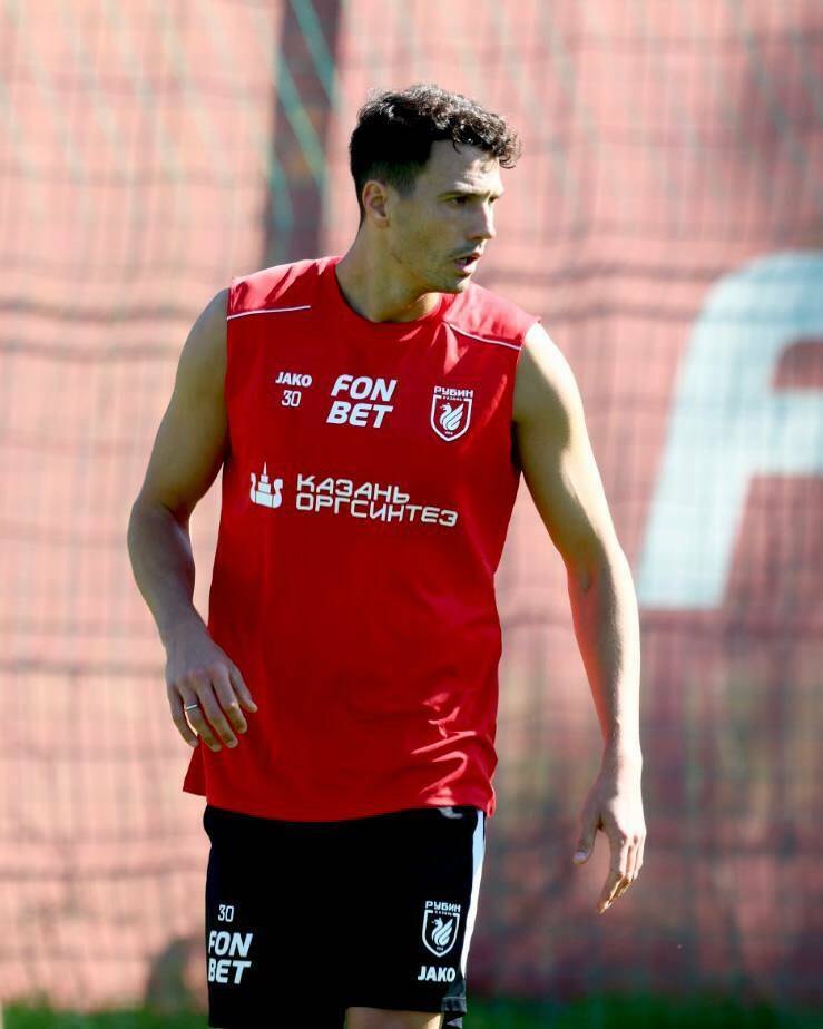 Полузащитник Рубина Швец выбыл из строя из за разрыва крестообразной связки Полузащитник казанского Рубина Антон Швец получил серьёзную травму во время тренировки У игрока диагностирован разрыв крестообразной связки В ближайшее время спортсмену предстоит операция после которой начнётся длительный период восстановления сообщает пресс служба клуба в социальных сетях С момента подписания контракта с Рубином в сентябре Швец успел выйти на поле лишь дважды против Акрона в РПЛ и Оренбурга в Кубке России Полузащитник пришёл в клуб свободным агентом и заключил соглашение до конца сезона Читать полностью