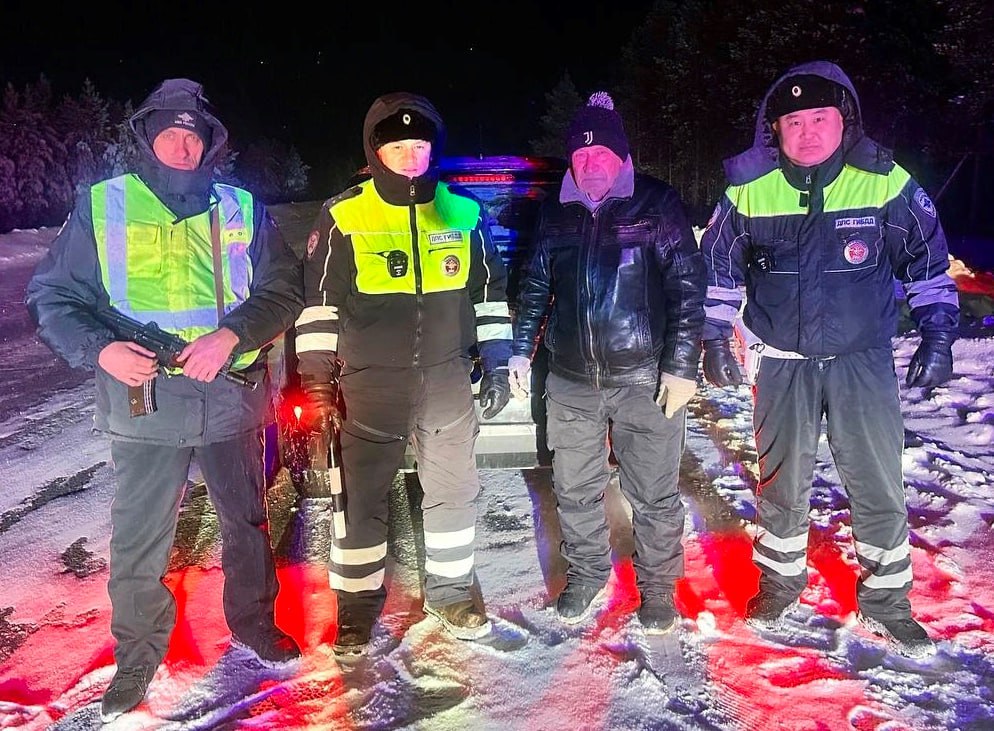 Губкинские инспекторы оказали помощь водителю на трассе Сургут Салехард Находившийся на маршруте патрульный экипаж ДПС в составе старшего лейтенанта полиции Бориса Уланова Деликова и старшего лейтенанта полиции Станислава Ястребова обнаружил аварийно остановившееся транспортное средство Автоинспекторы незамедлительно приступили к оказанию помощи Была организована безопасность места происшествия выставлены предупредительные знаки включена световая сигнализация патрульного автомобиля для предупреждения других участников движения Несмотря на сложные погодные условия и низкую температуру автоинспекторы помогли водителю заменить повреждённое колесо обеспечив возможность дальнейшего самостоятельного движения автомобиля Госавтоинспекция напоминает водителям о необходимости повышенного внимания на зимних дорогах соблюдении скоростного режима и обязательной проверке технической готовности автомобиля к поездкам в сложных погодных условиях мвдроссии полиция гибддянао гибдд янао губкинский