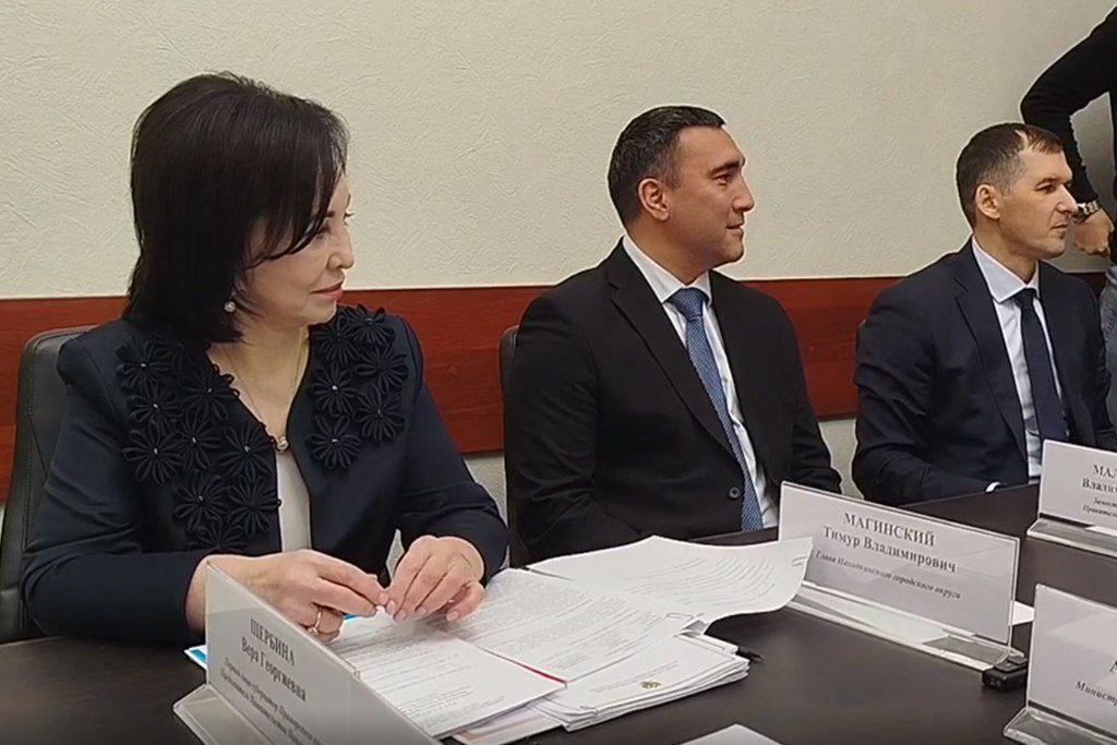 Тимур Магинский Находка поборется за федеральный грант в 2026 году Проект благоустройства озера Солёного в Находке официально включен в список заявок от Приморского края на Всероссийский конкурс лучших проектов создания комфортной городской среды Минстроя России Об этом сообщил глава НГО Тимур Магинский по итогам приема граждан который совместно с краевыми министрами и главами городов провел глава Минвостокразвития Алексей Чекунков Во время приема прозвучал вопрос о продолжении благоустройства набережной озера и министр обозначил федеральный конкурс как оптимальный способ реализовать проект По словам Тимура Магинского к подготовке заявки на конкурс власти Находки привлекут лучших экспертов и конечно же горожан Варианты предложенные проектировщиками обязательно вынесут на суд общественности Мы не просто благоустраиваем набережную Мы создаем будущее Находки комфортное красивое и привлекательное Место где будет приятно жить нам и куда захочется приехать гостям со всей России подчеркнул Тимур Магинский vmfareast