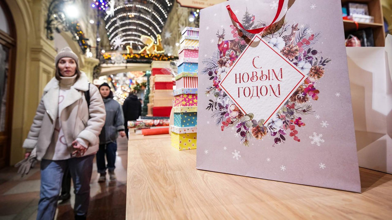 Психология новогодних трат как маркетинг и эмоции создают перерасход В декабре маркетологи активно используют искусственный дефицит ложную срочность и социальное давление осталось две штуки таймеры что приводит к спонтанным покупкам по данным ВЦИОМ 57 россиян им подвержены Основной перерасход происходит на эмоционально нагруженные категории подарки в среднем 29 868 рублей на семью избыточный стол и одноразовый декор причём мужчины тратят на подарки почти в 2 5 раза больше женщин Наиболее уязвимы три группы молодёжь 18 27 лет активно покупающая онлайн родители боящиеся разочаровать детей и люди в стрессе использующие шопинг как компенсацию По итогам 2024 года средние новогодние траты семьи достигли рекордных 64 439 рублей причём именно подарки стали статьёй с наибольшим перерасходом почти 7 000 рублей к запланированному бюджету Главный совет правило 24 часов для импульсивных покупок и жесткое планирование бюджета