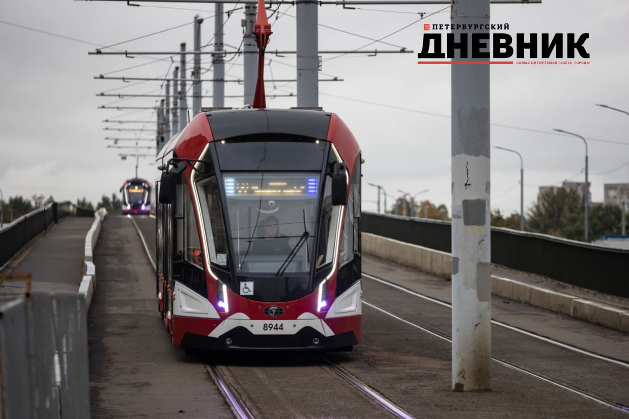 Петербург делает ставку на комфортный и экологичный транспорт В ежегодном отчёте губернатора Александра Беглова особое внимание уделено модернизации транспортной системы. В 2024 году завершено строительство 12 сложных объектов общей протяжённостью 22 км. Город развивает скоростной трамвай, электробусы, обновляет автопарк и усиливает контроль над маршрутной сетью. Уже в этом году поедут новые трамваи челночного типа «Невский» от Купчино до Шушар. Запущены два новых маршрута тактового движения — 33 млн поездок. 547 новых автобусов и 289 троллейбусов с автономным ходом. Введена первая очередь парка электробусов. За год — 1,7 млрд поездок в общественном транспорте, +110 млн к прошлому году. Создание удобного и технологичного транспорта — один из приоритетов городской программы до 2030 года. Фото: Дмитрий Фуфаев Петербургский дневник
