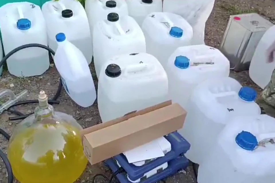 Суд приговорил к 20 годам заключения поставщика наркошопа из Челябинской области Суд признал 33 летнего жителя Челябинской области виновным в производстве наркотиков в особо крупном размере их незаконном хранении сбыте и покушении на сбыт Южноуральца задержали летом 2024 года Как рассказали в УФСБ по Челябинской области мужчина был поставщиком онлайн магазина торговавшего запрещенными веществами В частном доме он устроил нарколабораторию Во время обысков силовики изъяли оттуда 93 килограмма наркотика и химических реактивов Центральный окружной военный суд приговорил южноуральца к 20 годам лишения свободы Первые 5 лет мужчина проведет в тюрьме а оставшийся срок в колонии особого режима Кроме того он обязан будет выплатить 150 тыс рублей штрафа и 5 лет не сможет администрировать сайты и каналы в мессенджерах   Подписаться на chelkp Мы в MAX