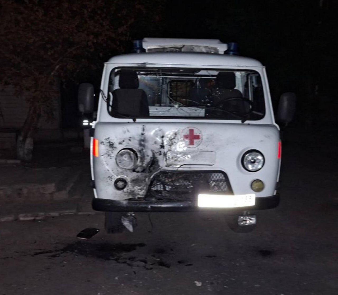 ВСУ повредили машину скорой помощи в Великой Знаменке Украинские боевики атаковали село дронами Автомобиль во время удара находился на стоянке Никто из персонала не пострадал   Новое Медиа в Запорожье