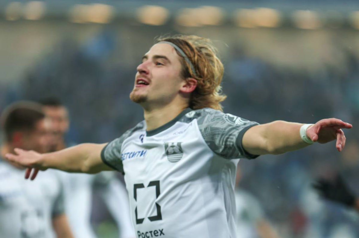 Балтика победила клуб Черчесова и вернулась в топ 4 в РПЛ Калининградская Балтика победила грозненский Ахмат в 14 м туре РПЛ со счетом 2 0 Мячи забили Максим Петров на девятой минуте голевую атаку начал тренер команды Андрей Талалаев и Сергей Пряхин 52 Гости с 59 й минуты играли вдесятером после удаления Георгия Мелкадзе Балтика продлила беспроигрышную серию до четырех матчей и поднялась на четвертое место в таблице 27 очков опередив Локомотив У Ахмата одно очко в четырех последних матчах и девятое место 16 очков Балтика Подписаться на РБК Спорт