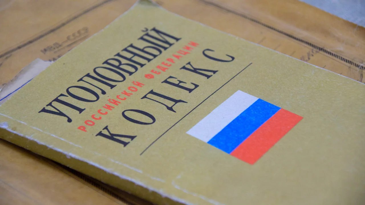 В Челябинской области заключенного обвинили в пропаганде терроризма в колонии По версии следствия мужчина который был осужден за производство и продажу наркотиков находясь за решеткой распространял среди других осужденных материалы с призывами к экстремистской деятельности и совершению терактов Преступление раскрыли сотрудники регионального управления ФСБ совместно с коллегами из ГУФСИН Они выяснили что обвиняемый действовал по заданию кураторов из террористических организаций Возбуждено уголовное дело о пропаганде терроризма Заключенному грозит новый семилетний срок лишения свободы Фото ГТРК Южный Урал Подписывайтесь на Вести Южный Урал в MAХ