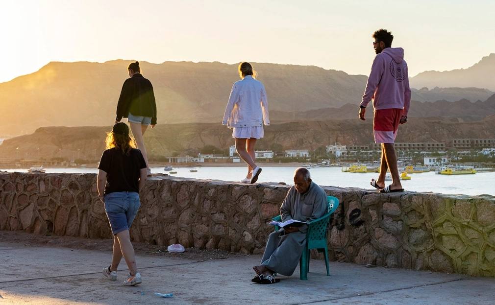 Египет повысит стоимость виз почти вдвое Принятие законопроекта не завершено пока его одобрил только парламент В соответствии с ним цена виз может вырасти с 25 до до 45 из за нового сбора сообщает Egypt Today Как пишет портал Masrawy Федерация туристических палат Египта выпустила заявление с призывом к премьеру Мустафе Мадбули и министру туризма и древностей Шерифу Фатхи немедленно вмешаться и остановить принятие законопроекта Фото Алексей Смышляев Global Look Press Читать РБК в MAX