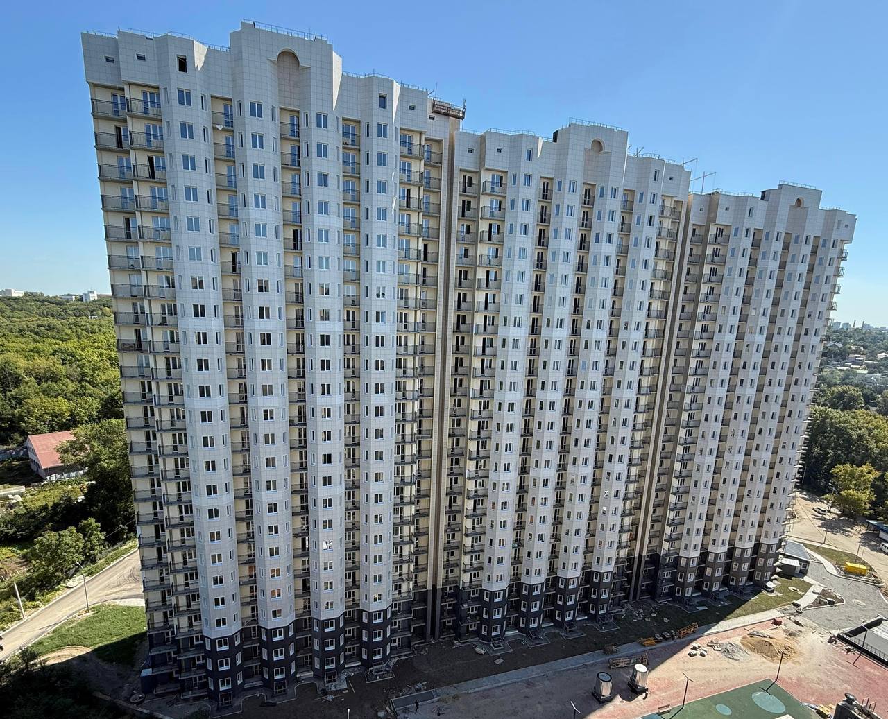 Строительство жилого дома на улице Салтыкова Щедрина полностью завершено Возведение здания началось еще в 2014 году но было остановлено из за банкротства застройщика ООО Диалог в результате чего 384 дольщика не могли получить свои квартиры Сейчас дом готов получено разрешение на ввод в эксплуатацию Остается поставить здание на учет присвоить адрес и подготовить документы для передачи квартир Планируется что ключи новые собственники получат до конца октября Фото kolevatykh a   AmurMedia Прислать новость