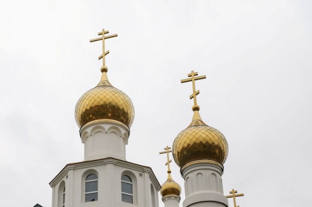 В понедельник православные вспоминают мучеников Наталью и Адриана супругов которые жили в IX веке и пострадали за веру Наши предки на русский манер называли день чествования святых Натальей Овсяницей Этот праздник связан с завершением уборки овса 8 сентября в старину было принято выпекать овсяные лепешки и блины а затем устраивать застолья в кругу родных Считалось что это укрепит благополучие семьи на весь год В народе с этой датой были связаны некоторые запреты В день Натальи Овсяницы нельзя ссориться употреблять алкоголь и лениться Те кто нарушит эти правила могут в ближайшее время столкнуться с материальными проблемами Кроме того 8 сентября не рекомендуется ходить в лес Наши предки верили что в сентябре там проявляет активность нечистая сила встреча с которой может обернуться разладом в семье Также в этот день не стоит жаловаться на жизнь печалиться и предаваться дурным мыслям Пренебрежение этим запретом грозит чередой неурядиц и бед