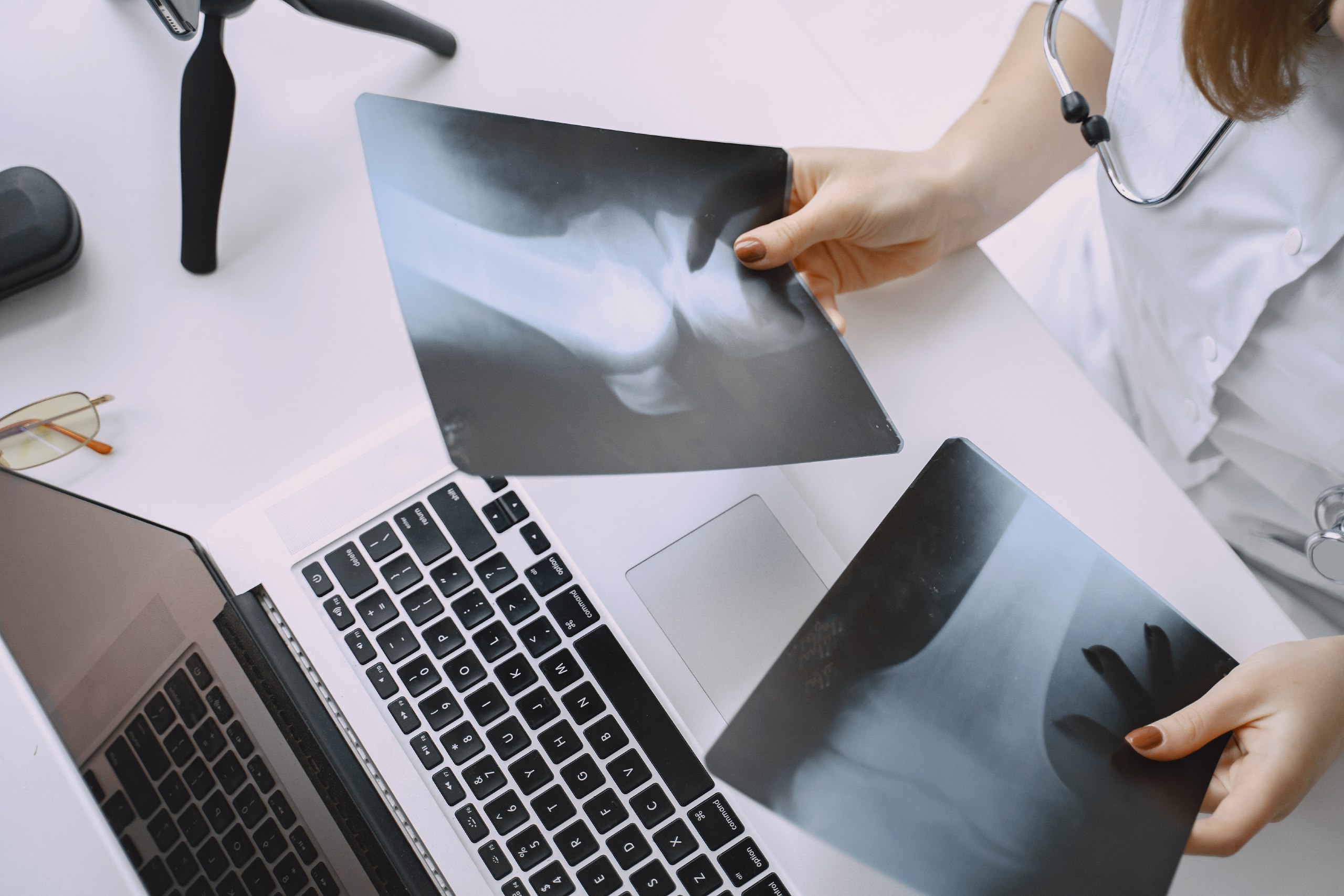 Международный день рентгенолога Рентгеновское излучение открыл немецкий ученый Вильгельм Рентген в 1895 году Его ученик Абрам Иоффе сделал первый рентгеновский снимок в Российской Империи в 1896 году С тех пор рентгенография играет важную роль в методах медицинской диагностики Рентгенологи проводят своевременную и точную диагностику каждый день грамотно составляя описания множества рентгеновских снимков и исследований Благодаря визуализации лечащие врачи получают полную информацию о состоянии пациента и могут составить корректное и действенное лечение Министерство здравоохранения Ставропольского края поздравляет рентгенологов с профессиональным праздником Желаем вам сил и упорства в достижении новых целей