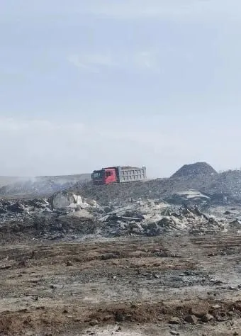 Площадь возгорания на полигоне в Борзе сократилась до 300 м² Глава Борзинского округа Иван Трухин сообщил что пожар который ранее охватил 9 гектаров почти ликвидировали сейчас ещё есть небольшая площадь которую не потушили и две дымящие ямы Бригады завершают проливку и обработку этой зоны затем засыплют ямы грунтом Работу ведут непрерывно ситуация остаётся под контролем По данным минприроды Забайкалья Новости Забайкалья в Макс