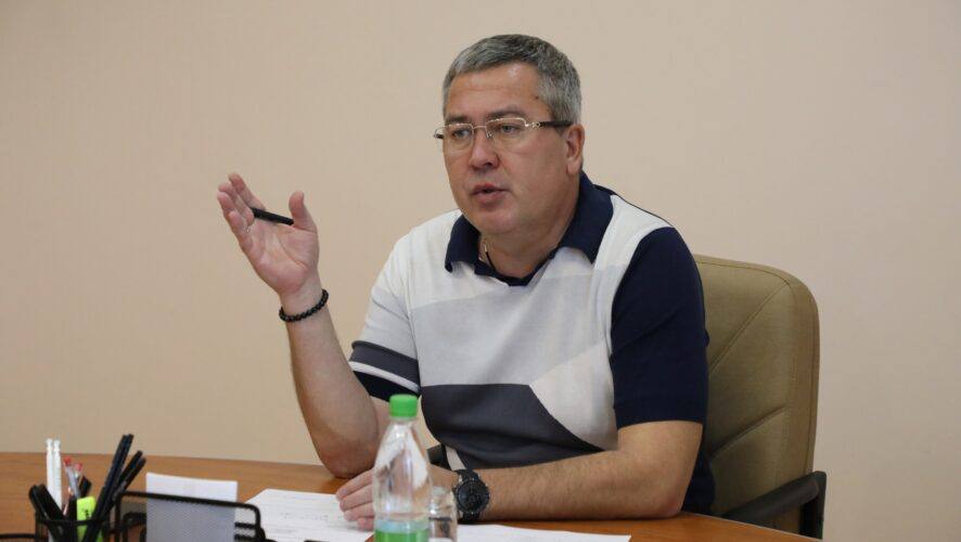 Экс мэру Бугульмы не удалось вернуть имущество стоимостью 115 млн рублей Напомним Высокогорский районный суд постановил взыскать имущество с Линара Закирова и членов его семьи в доход государства так как его стоимость не соответствует заявленным доходам Речь идет о двух квартирах и одном нежилом помещении в Москве и Казани которые Закиров оформил на свою мать автомобиле Porsche Cayenne оформленном на тещу экс чиновника участке с домом и квартире в Сочи которые Закиров оформил на своего тестя автомобиле Mazda и жилье общей стоимостью 7 5 млн рублей которые Закиров зарегестрировал на свою близкую знакомую К слову их уже взыскали в пользу государства Бывший мэр Бугульмы пытался оспорить решение суда однако шестой кассационный суд в Самаре оставил его жалобу без удовлетворения Таким образом решения нижестоящих инстанций устояли имущество экс чиновника стоимостью 115 млн рублей всё же будут изымать KazanFirst   в бот