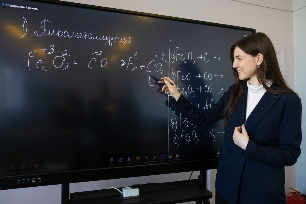 Ежемесячные выплаты педагогам в размере 10 тысяч рублей сохранятся во Владивостоке Деньги на эти цели заложены в проект городского бюджета Законом Приморского края были предусмотрены выплаты молодым учителям однако 31 декабря документ утратил свою силу Корректировка бюджета будет рассмотрена на заседании думы Планируется что после ее утверждения молодые учителя получат деньги за все время с начала года ОбразованиеВладивостока Читайте наши новости в MAX